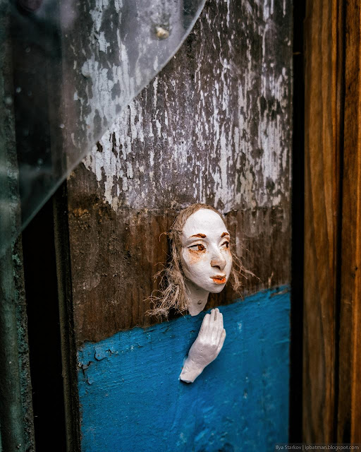 Минискульптура в окне заброшенного здания