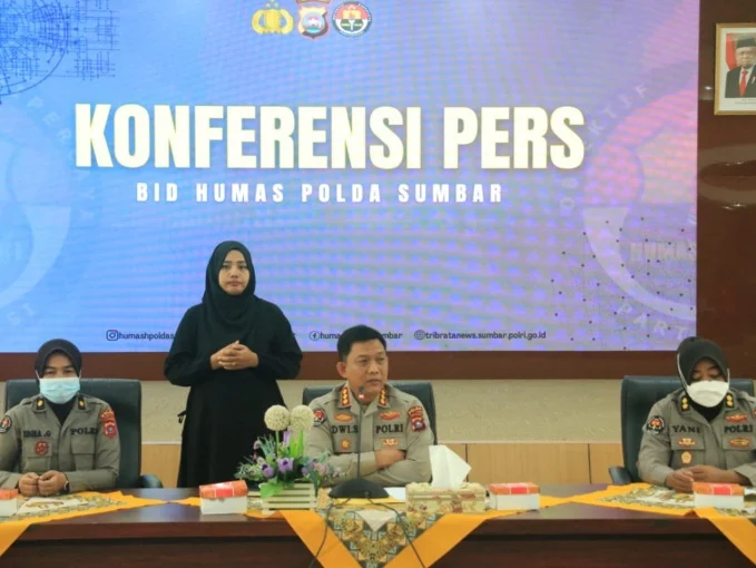 Kabid Humas Polda Sumbar Kombes Pol Dwi Sulistyawan, SH., S.Ik., M.Si., ketika jumpa pers dengan awak media.