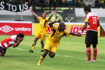 Foto gol bunuh diri pemain Persepam