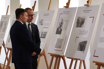 goście konferencji oglądający wystawę posterową "Bydgoszcz 1939-1945"