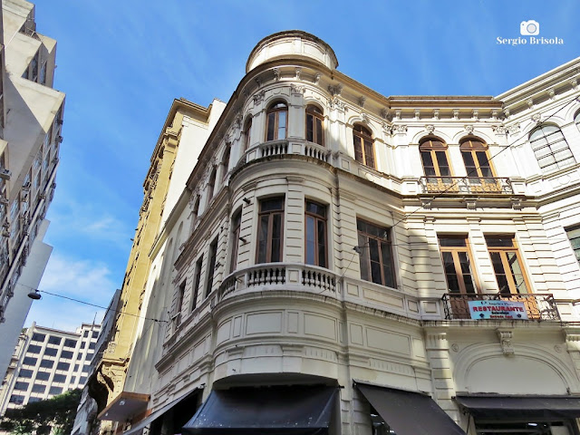 Vista ampla de uma antiga edificação na Rua Direita - Centro - São Paulo