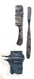 Τρία από τα αντικείμενα που ανελκύστηκαν από το ναυάγιο του «Αθηνά»: ένα σπασμένο τμήμα από χάλκινα κιάλια, μια χτένα, και μια οδοντόβουρτσα.