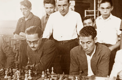 Nicolau y Solá frente al tablero de ajedrez en 1955