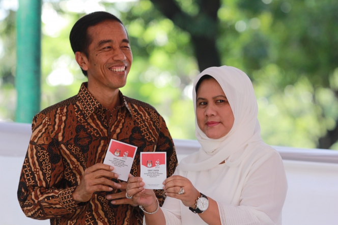 Fotofoto Hijab Iriana Jokowi Gaya Pakaian Istri Presiden Jokowi