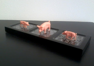 mini sculpture scénette famille de cochons rose sur socle graphique noir et blanc