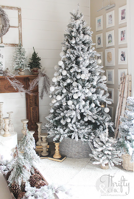 Farmhouse Christmas living room decor. Christmas tree ideas. Christmas mantel decor. Easy christmas decor. White Christmas decor.