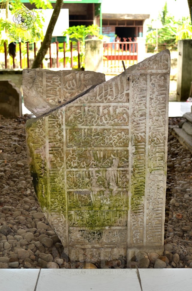 Nisan Makam Seorang Ulama, Sufi dan Ahlul Bait