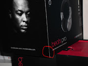 THE FAKE PAIR: I KINDLY CIRCLED. THERE IS A STICKER HOLDING THE BOX.