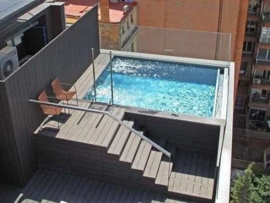 model kolam renang minimalis di belakang rumah