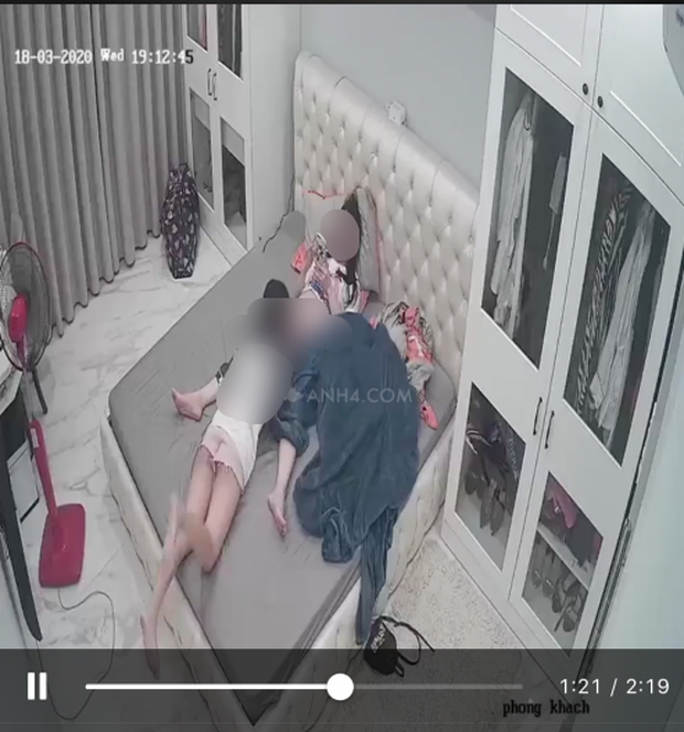 Lộ clip ghi lại cảnh người phụ nữ không mặc quần để các bé trai đụng chạm “nơi nhạy cảm”