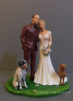 cake topper coppia sposini con sposa bionda e cagnolini sculture matrimonio su commissione sposo abito bordeaux orme magiche