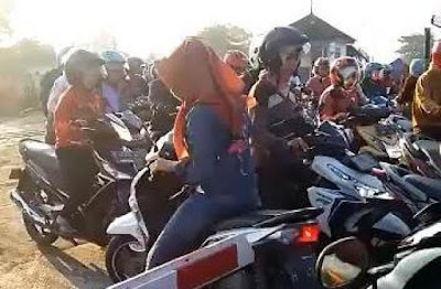 Para Pemotor Nekat Terobos Palang KA Simak Lagi Aturannya