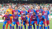 F. C. BARCELONA. Temporada 2021-22. Neto, Ferran Torres, Eric García, Ronald Araújo, Sergio Busquets, Frenkie De Jong. Memphis Depay, Dani Alves, Gavi, Ousmane Dembélé, Jordi Alba. REAL BETIS BALOMPIÉ 1 F. C. BARCELONA 2 Sábado 07/05/2022, 21:00 horas. Campeonato de Liga de 1ª División, jornada 35. Sevilla, estadio Benito Villamarín: 46.132 espectadores. GOLES: 0-1: 76’, Ansu Fati. 1-1: 79’, Marc Bartra. 1-2: 90+4’, Jordi Alba.