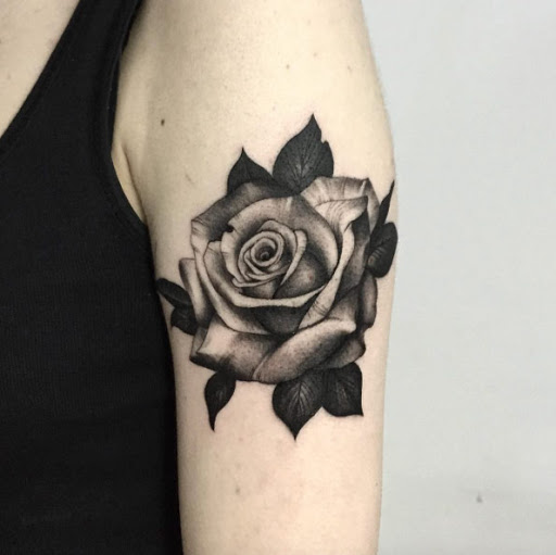 40 tatuagens de rosas pretas para mulheres que desejam um visual ousado!