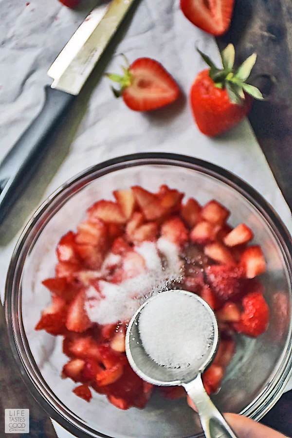 Fresas con Crema, also known as strawberries and cream, is a light, refreshing, Mexican dessert with just 4 ingredients and takes mere minutes to prepare. This is quite possibly the easiest dessert you will ever make! #LTGrecipes