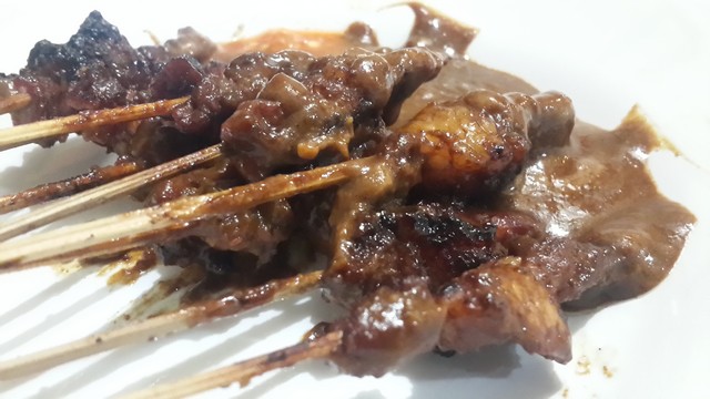 KULINER PASURUAN: “SATE PAK KUMIS - NGULING”