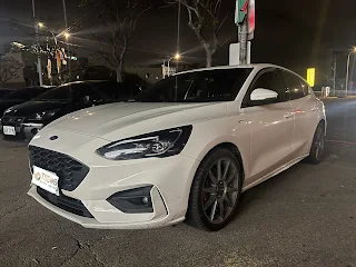 四代Focus中古車行情和規格說明： Ford Focus佛卡斯是台灣熱門的車款之一 ，早期 MK3 問題較多但經過改良後現在的四代Focus有比較好一些 。國產車的價格、媲美進口車的動力，足夠的空間都是熱門的因素 。  focus二手價好嗎?  普遍來說相較熱門日系 Honda 、Toyota 算是偏差 ，原因大概是 focus中古車問題較多且通病不少 。即便是新款的4代還是有偶發性發生，加上以前3代的既定印象。四代focus中古車問題大概比較常見的是MK4正時皮帶 、六角鎖、漏冷媒 、變速箱ISS和單向離合器等等相關零件問題 。所以 MK4 focus二手注意事項其實會比日系車來的多 ，但還是比 MK3來的好~