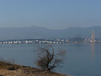 琵琶湖大橋、対岸は大津市堅田。