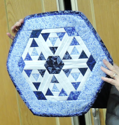 Hexagonaler Miniquilt in blau/weiß