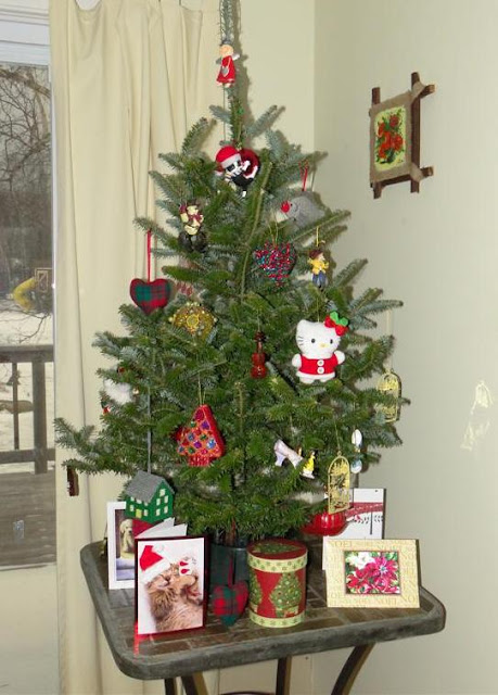 Table-Top Christmas Tree a Perfect Solution for Cat Lovers