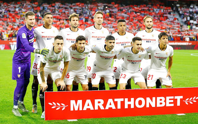 SEVILLA F. C. Temporada 2019-20. Tomáš Vaclík, Diego Carlos, Franco Vázquez, Luuk De Jong, Jules Koundé, Nemanja Gudelj. Lucas Ocampos, Jesús Navas, Éver Banega, Sergio Reguilón, Óliver Torres. SEVILLA F. C. 1 CLUB ATLÉTICO DE MADRID 1 Sábado 02/11/2019, 18:30 horas. Campeonato de Liga de 1º División, jornada 12. Sevilla, estadio Ramón Sánchez Pizjuán: 39.957 espectadores. GOLES: ⚽1-0: 28’, Franco Vázquez. ⚽1-1: 60’, Álvaro Morata.