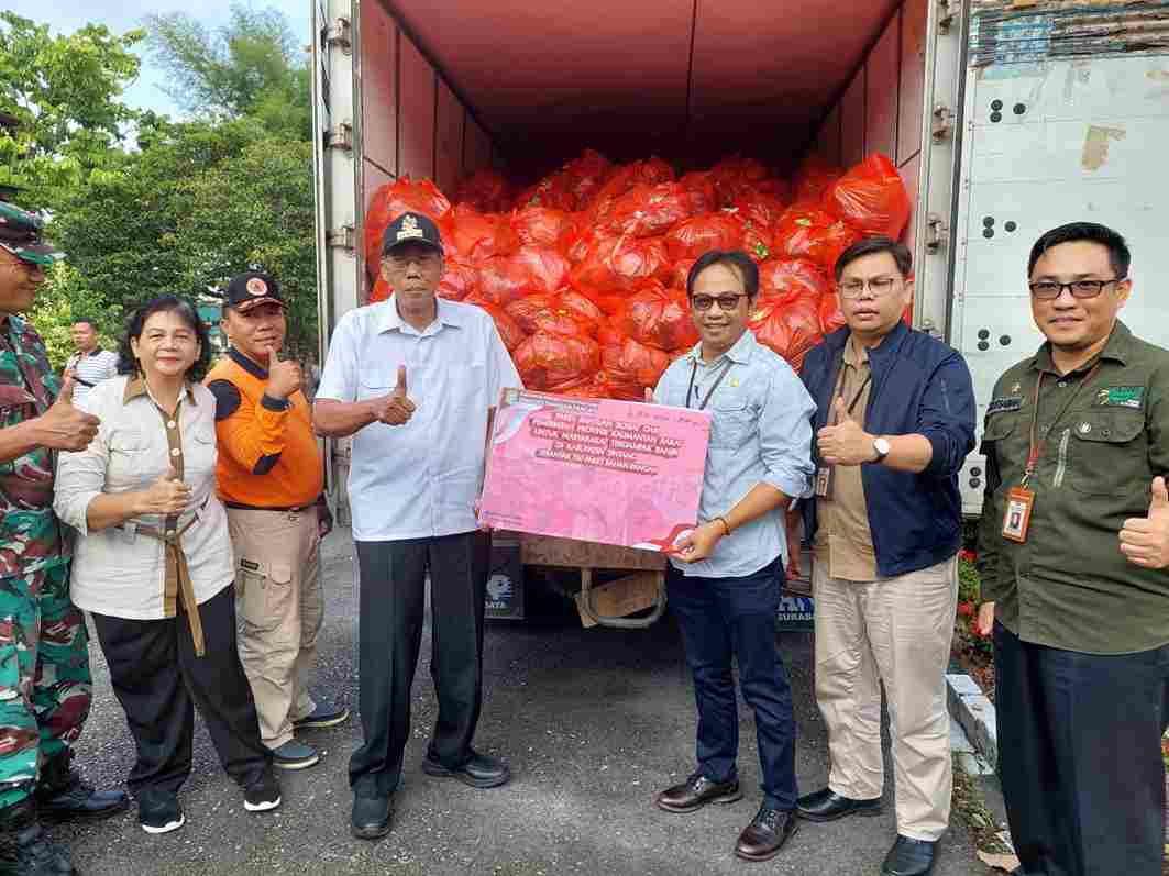 Pemprov Kalbar Beri Bantuan 700 paket sembako kepada Korban Banjir Sintang