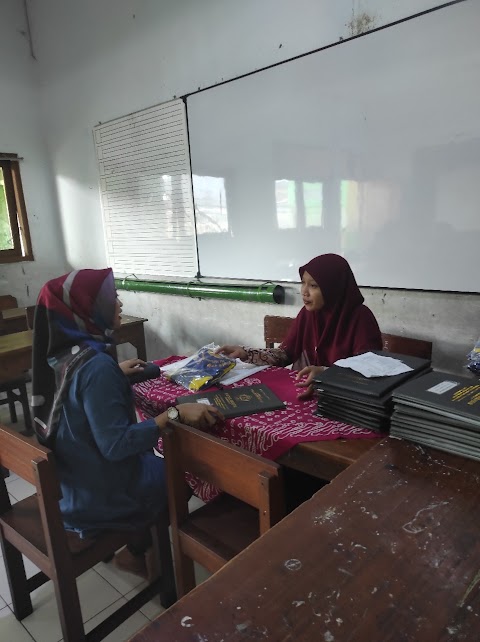  "Semangat Baru Setelah PTS: Pembagian Rapor untuk Meningkatkan Prestasi dan Kerjasama Orang Tua"