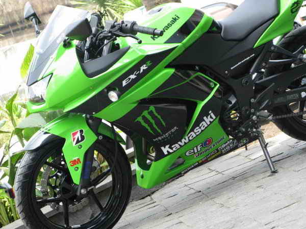 Kawasaki ninja 250 monster energy sticker cutting from the side