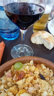 Plato de migas de pastor con vino tinto de la tierra, aunque el manjar mas preciado de Soria es "el torrezno"