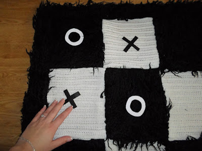  Czarny&Biały sierściuch - dywanik i wycieraczka ze swetra DIY, szachownica // Black&White carpet DIY