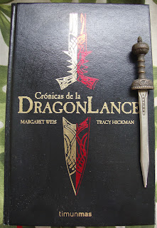 Portada del la edición ómnibus de las Crónicas de la Dragonlance, de Margaret Weis y Tracy Hickman