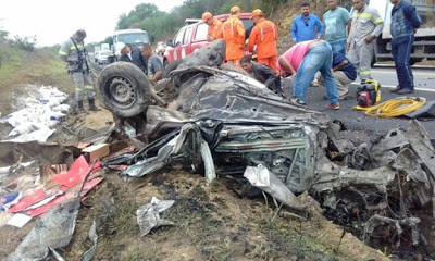 Colisão entre carro e carreta deixa um morto na BR-116 Jaguaquara