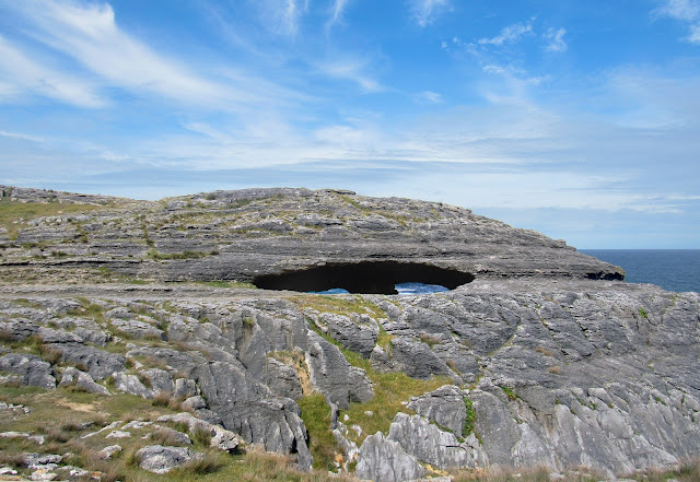 La cueva situada en el paisaje