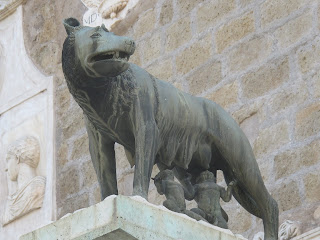 Piazza del Campidoglio e a Lupa  em Roma na Itália