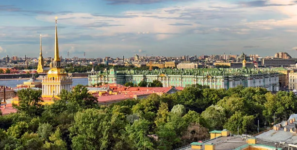 cidade velha de São Petersburgo vista de cima ao pôr do sol na Rússia