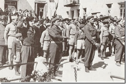 Λιδορίκι , 25η Μαρτίου 1958 ή 59 , κατάθεση  στεφάνων  στο  ηρώο στο  Αλωνάκι . Άνδρες  του ΤΕΑ Λιδορικίου μετέχουν  στην  τελετή  παρουσιάζοντας  όπλα .Δεύτερος  από  αριστερά ο Κώστας  Καραγκούνης , τρίτος ο  Χαρ. Φαλίδας και  τέτα