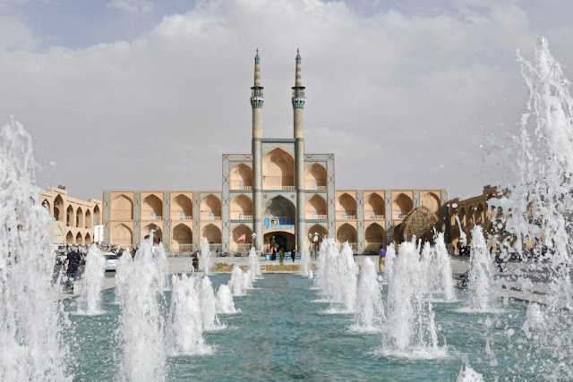 Cultuurreis iran, iran, perzië, yazd, shiraz, Torens der Stilte (Dakhma), Zoroastrisme, Zarathustra, Vuurtempel in Yazd, windtorens (bâdgir),  Dolat Abad Garden, Perzische tuin, Haj Khalife Ali Radbar,  Jameh moskee, Jameh moskee, Chakhmagh plein Yazd,  Amir Chakmagh Complex, Hussainia, Zurkaneh, Arg van Karim Khan, Goade-E-Arabanplein, Molk moskee, Vakil moskee, eten iran, Hafez Mausoleum, Hafez, Ascetische Islam, Qavam’s Orange Tree Garden Shiraz, Eram tuin, Eram garden Shiraz, Mausoleum Ali Ibn E Hamze, chador, 