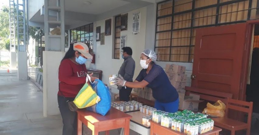 Madres y padres de familia de más de 22 mil escolares de Moquegua cumplen medidas de protección durante entrega de alimentos de Qali Warma