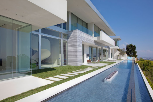 Swimming pool and open facade of modern home in Los Angeles 