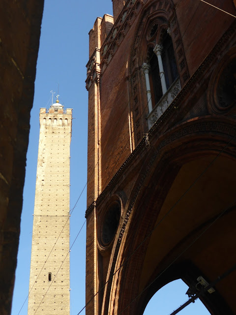 palazzo-della-mercanzia-bologna