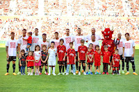 R. C. D. MALLORCA. Temporada 2022-23. Pablo Maffeo, Antonio Raíllo, Leo Román, Manu Morlanes, Ruiz de Galarreta, Martin Valjent, Copete, Vedat Muriqi, Jaume Costa, Dani Rodríguez, Kang-In Lee. Con camisetas de apoyo a Sergio Rico, que sufrió un grave accidente al caerse de un caballo. R. C. D. MALLORCA 3 🆚 RAYO VALLECANO DE MADRID 0 Domingo 04/06/2023, 18:30 horas. Campeonato de Liga de 1ª División, jornada 38. Palma de Mallorca, Estadi Mallorca Son Moix: 14.521 espectadores. GOLES: ⚽1-0: 51’, Muriqi. ⚽2-0: 71’, Copete. ⚽3-0: 90+3’, Ángel.