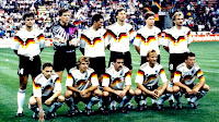 SELECCIÓN DE LA REPÚBLICA FEDERAL DE ALEMANIA - Temporada 1989-90 - T. Berthold, B. Illgner, K. Augenthaler, G. Buchwald, S. Reuter, R. Völler; T. Hassler, J. Klinsmann, U. Bein, A. Brehme y L. Matthäus - ALEMANIA FEDERAL 5 (Rudi Völler 2, Klinsmann, Matthäus, Bein) EMIRATOS ÁRABES 1 (Mubarak) - 15/06/1990 - Campeonato del Mundo de Italia 1990, fase de grupos - Milán, Italia, estadio Giuseppe Meazza