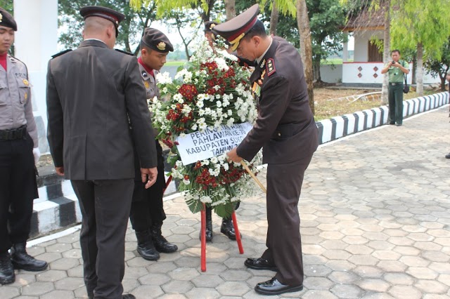 KAPOLRES SUKOHARJO PIMPIN TABUR BUNGA  MEMPERINGATI HARI PAHLAWAN