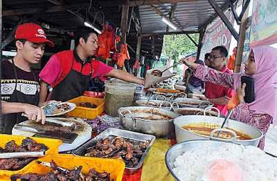 Warung Nasi Kerabu Mok Su popular di Putrajaya