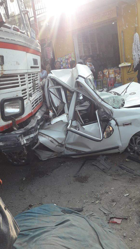 अनियंत्रित ट्रक ने साइड में खड़ी कार को कुचला,सवार 7 लोग घायल