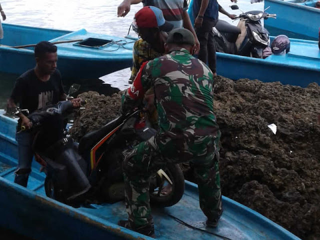 Pasca Jembatan Roboh, Prajurit TNI Bantu Masyarakat Fair Sebrangi Kendaraan