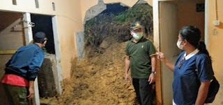 Dihantam Longsor, Dinding Rumah Eks Kades Nangka Jebol