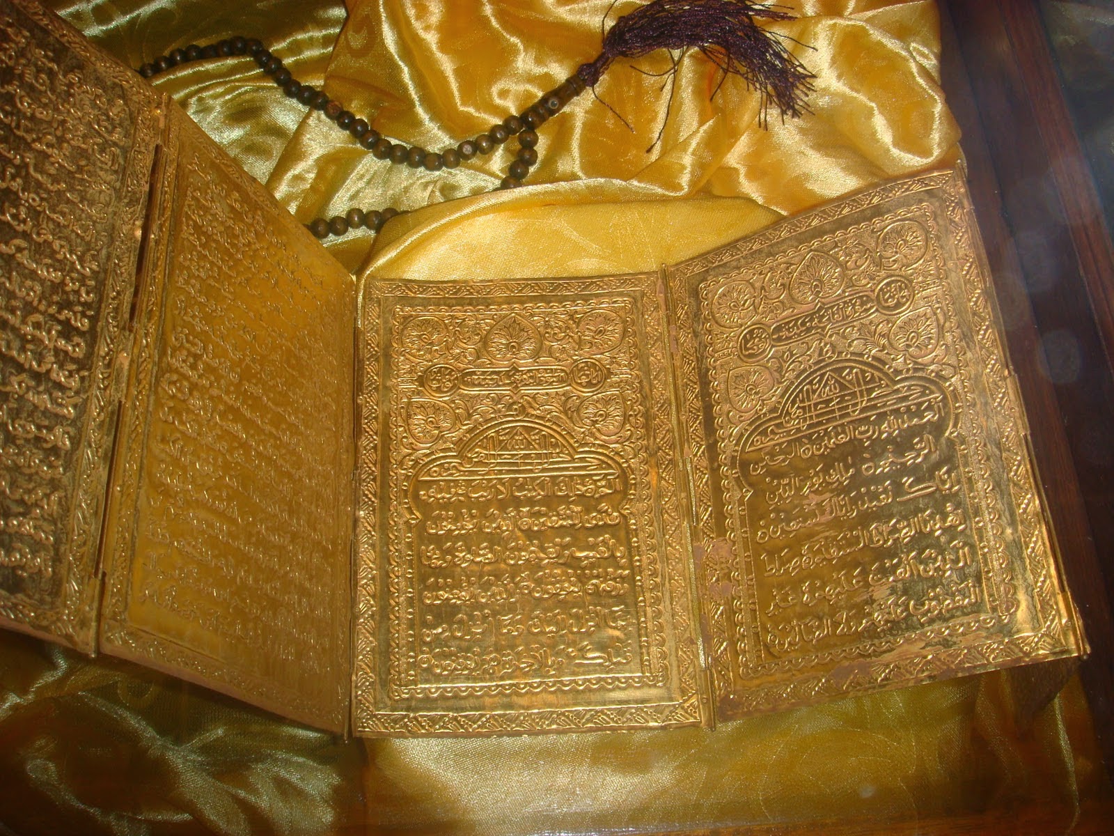 Al-Quran Bersadur Emas