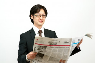 新聞を読む人