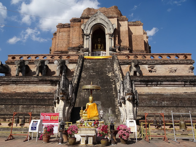 Wat Chedi Luang chiang mai thailand